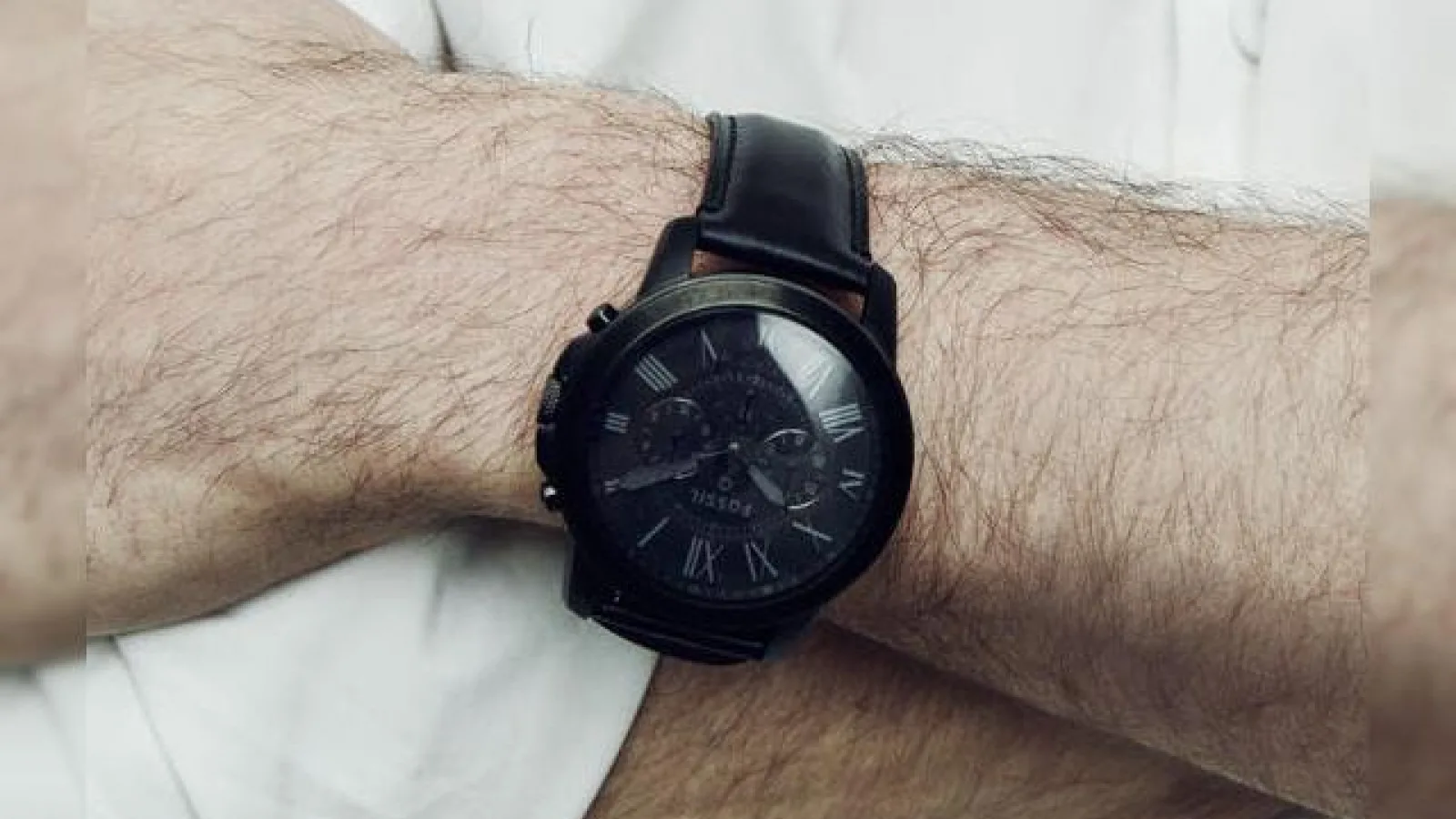 Fossil postează un teaser pentru ceasul său cu Android Wear, care ar putea oferi şi suport Windows; Acesta e Fossil Q!