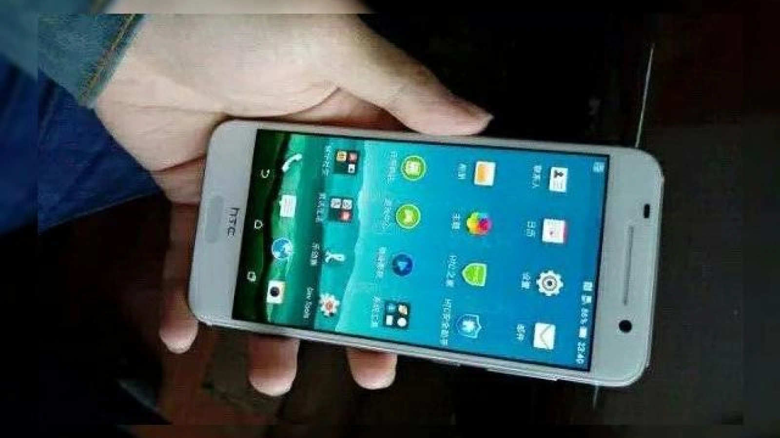 HTC One A9 se dezvăluie acum şi pe alb, în noi fotografii hands on