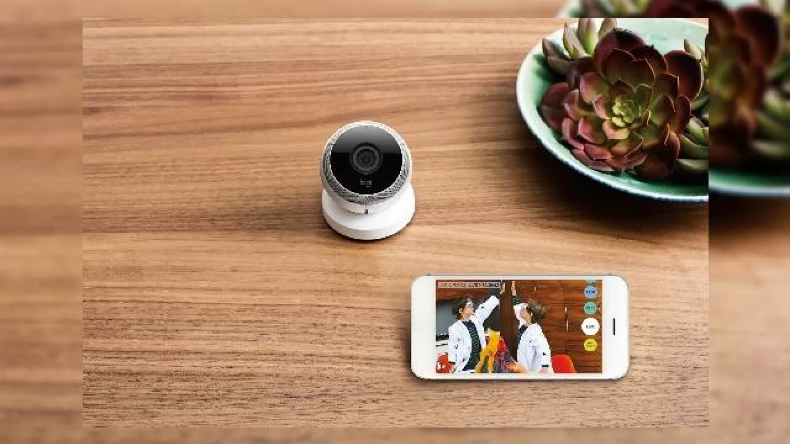 Logitech anunţă camera Logi Circle, cu care puteţi supraveghea video casa de pe telefon, atunci cand sunteti plecat