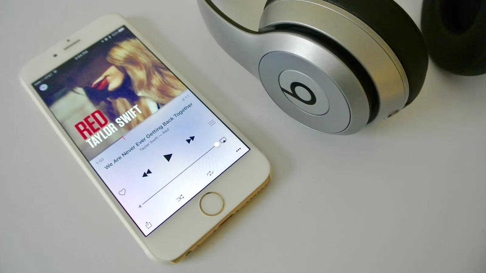Apple ar putea pregăti o pereche de căşti fără fir, sub numele de "AirPods"; Brandul e preluat printr-o companie-proxi