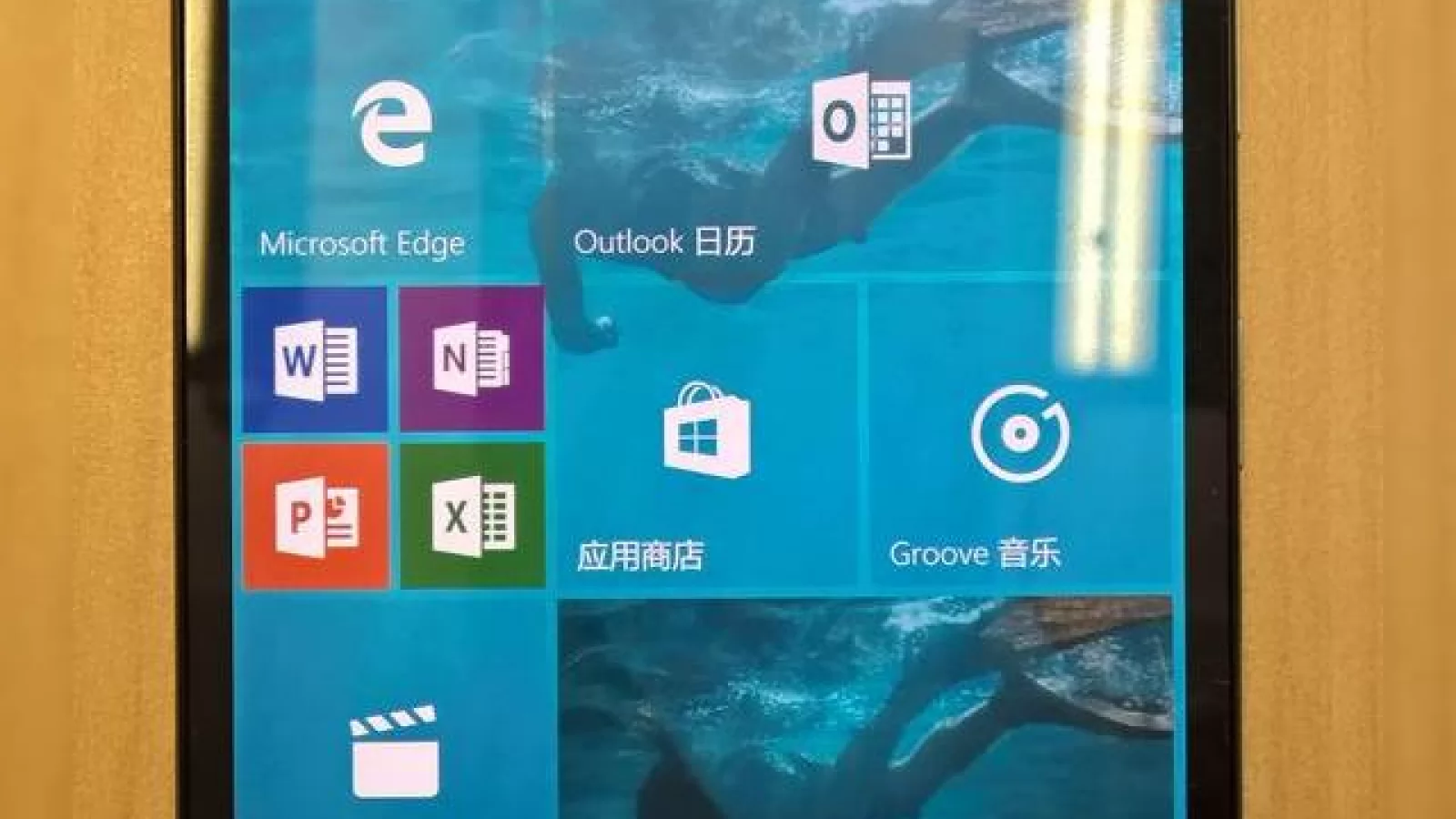 Noi imagini cu Lumia 950 în fază de prototip apar pe web, de această dată sub formă de fotografii hands-on
