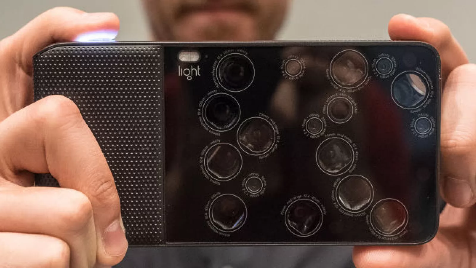 Niciodată prea multe: dispozitivul Light L16 vine cu 16 camere şi Android (Video)