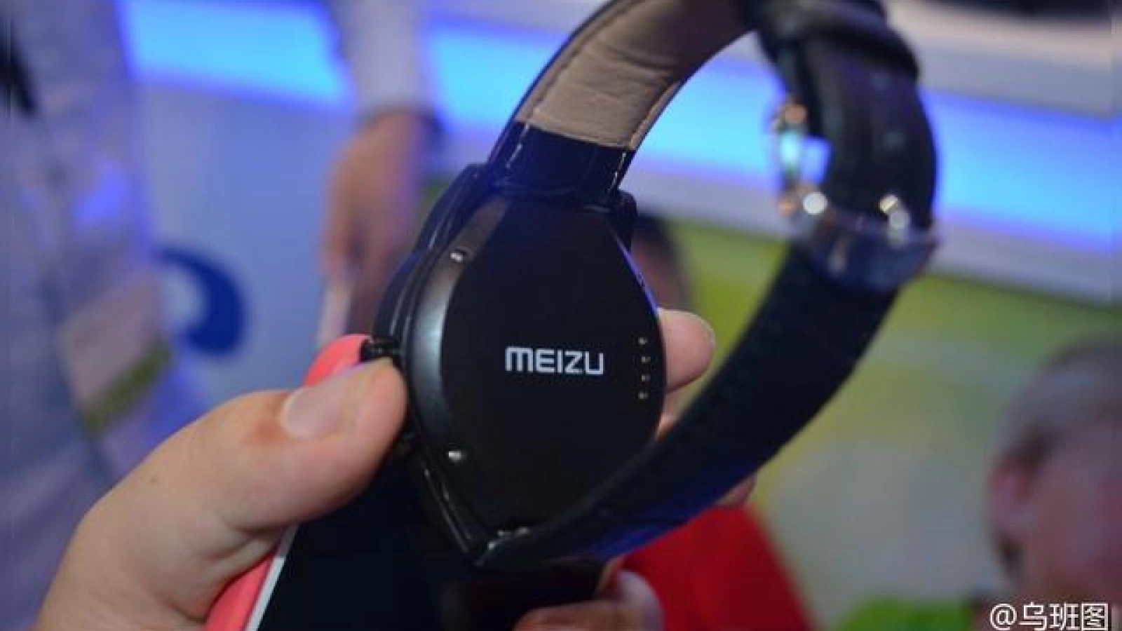 Fotografii hands on cu un smartwatch Meizu îşi fac apariţia pe web; Produsul ar urma să debuteze pe 21 octombrie