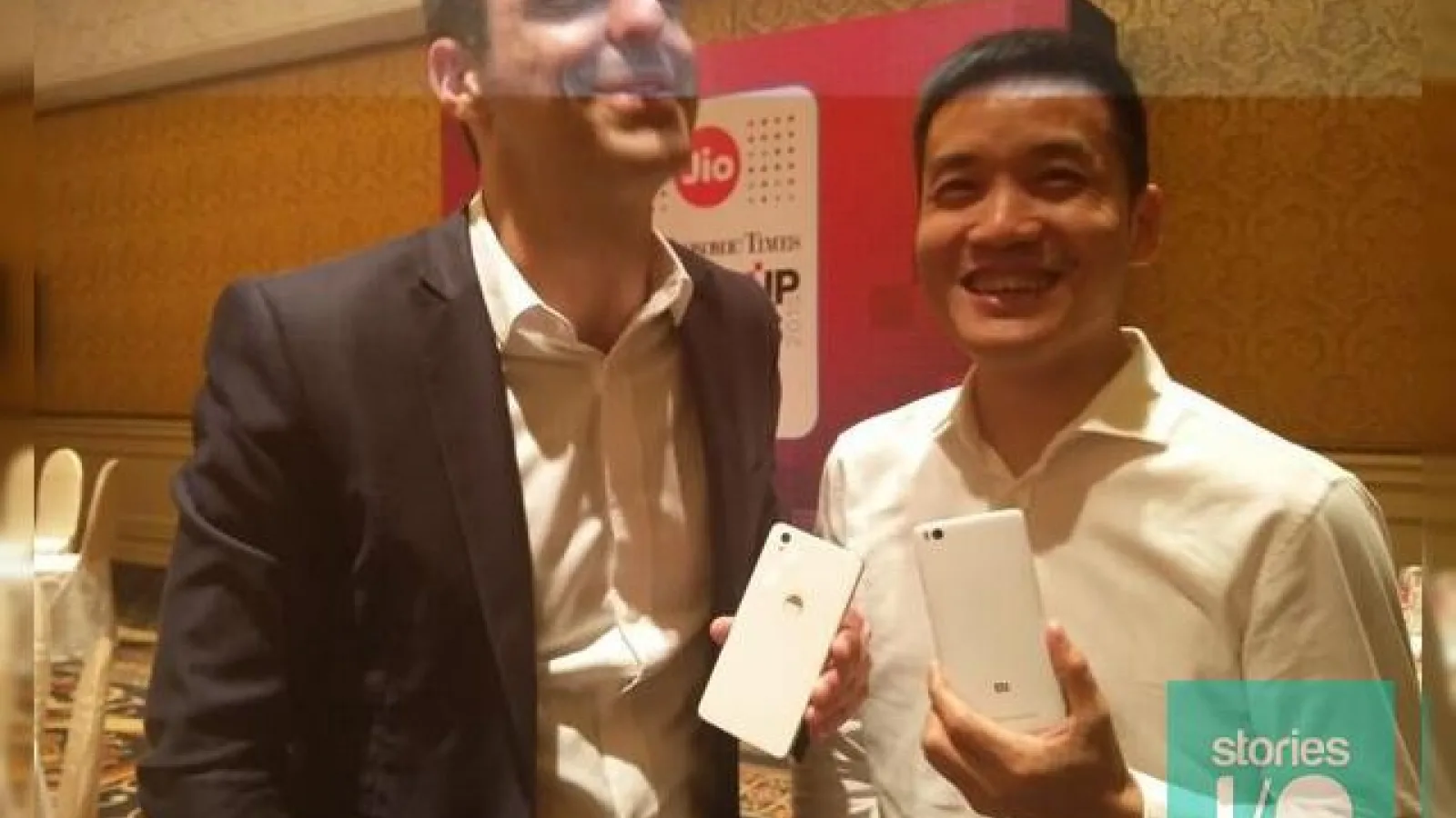 Vicepreşedintele Xiaomi, Hugo Barra fotografiat cu un posibil OnePlus X în mâna