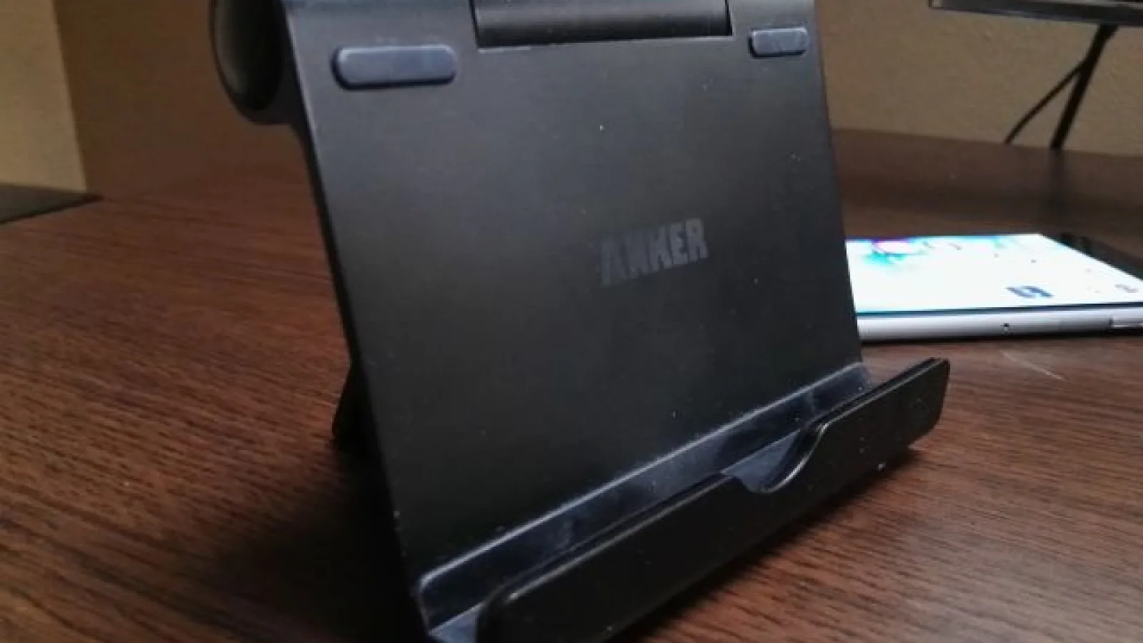 Anker Multi-Angle este un suport de birou pentru smartphone/tabletă cu preț de 49 lei; iată câteva impresii și detalii despre acesta