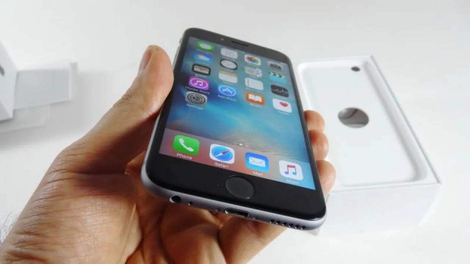 iPhone 6s Unboxing: iPhone 6 varianta 2.0 scos din cutie, cu 3D Touch înainte (Video)