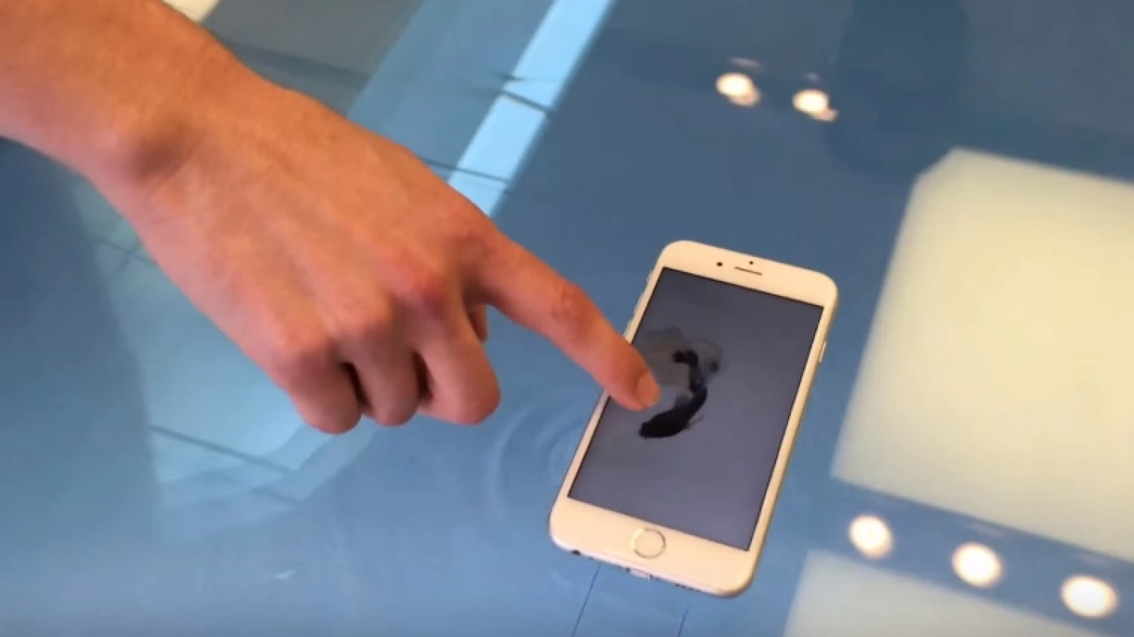 Apple vine cu o metodă ingenioasă de a scoate în evidență tehnologia 3D Touch; câteva magazine ale companiei sunt dotate acum cu mese 3D Touch