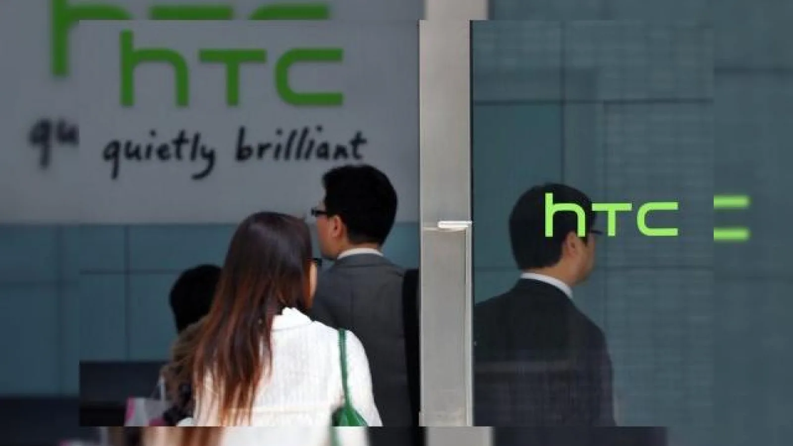 HTC porneşte un nou val de restructurări, se aşteaptă la creşteri de venituri cu 20-30% în trimestrul 4