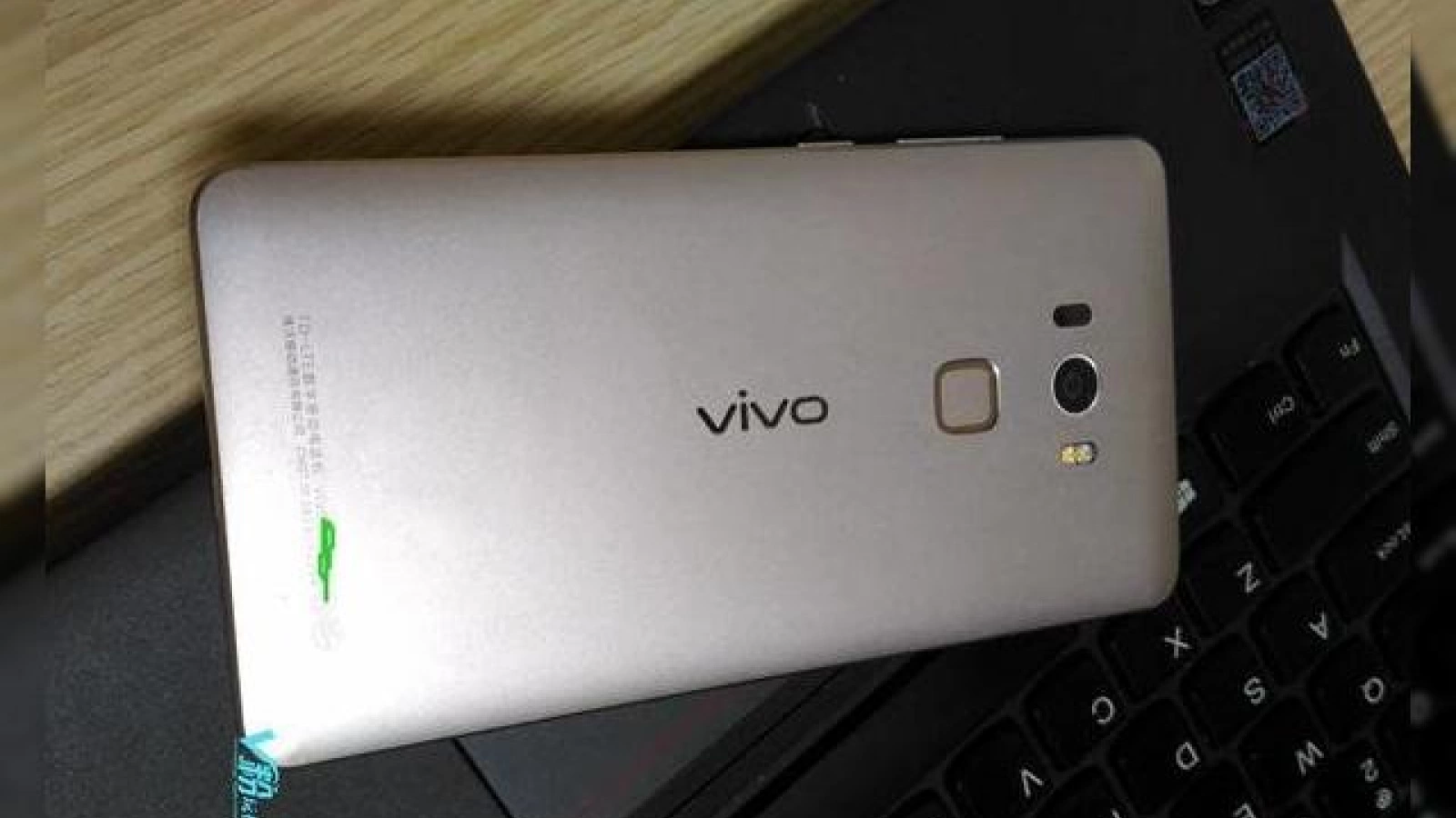 Vivo XPlay 5s se afișează din nou în fotografii; phablet-ul ar putea sosi cu display curbat în stil Galaxy S6 Edge