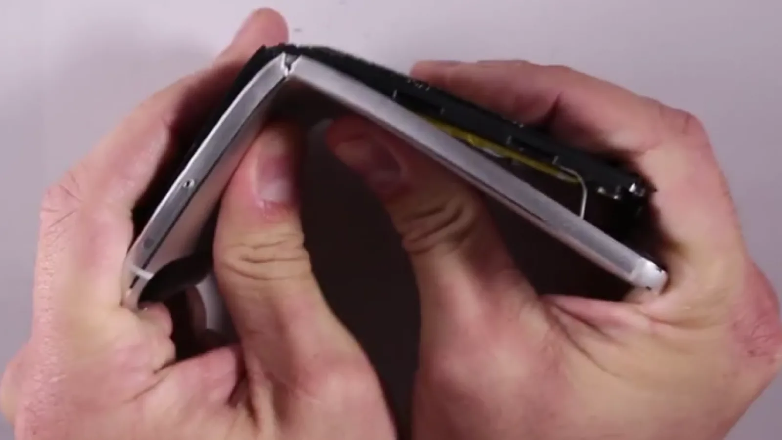 Nexus 6P primeşte încă un test de îndoire a carcasei; Pică din nou în capcana Bendgate! (Video)