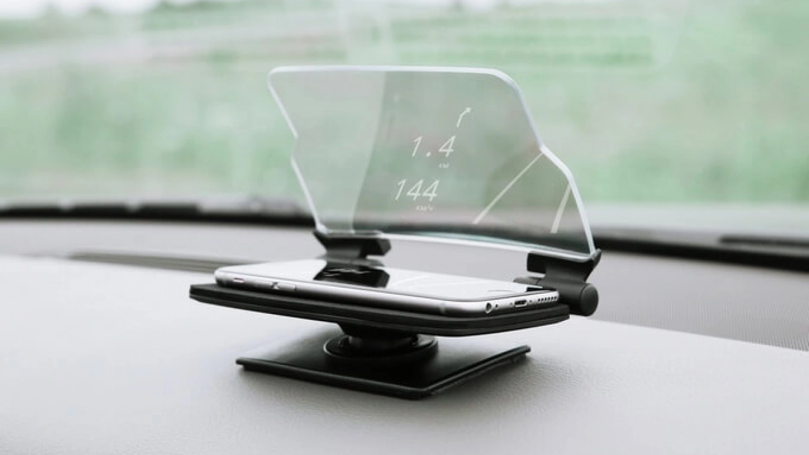 Hudway Glass este un accesoriu care afişează un sistem de navigare HUD la volan, folosind un smartphone