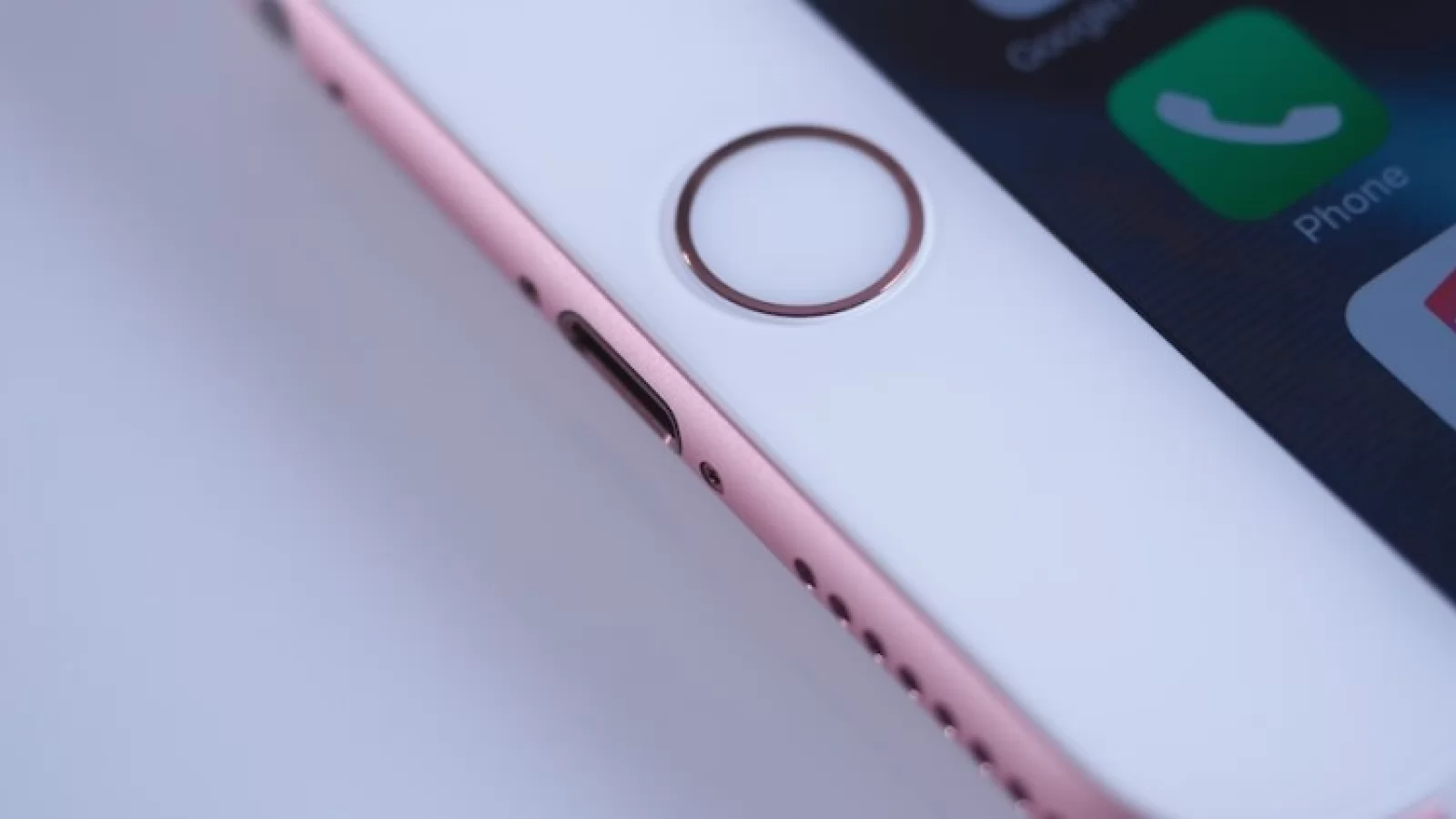 iPhone 7 ar urma să folosească portul Lightning şi pentru conectarea căştilor, ar renunţa la jack audio (Zvon)
