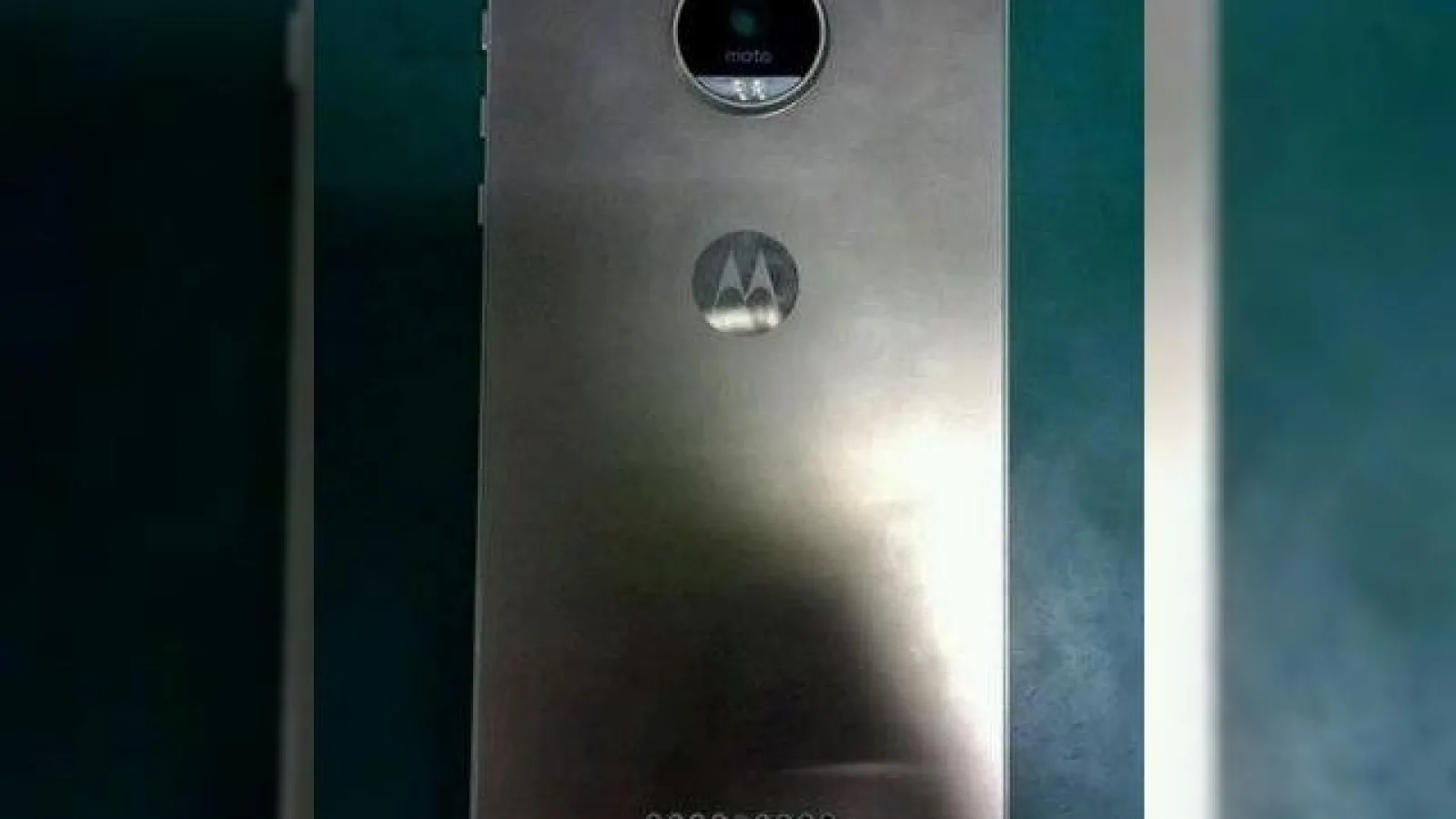 O primă fotografie cu Moto X (Gen 4) ajunge pe web; telefonul sosește într-o carcasă metalică
