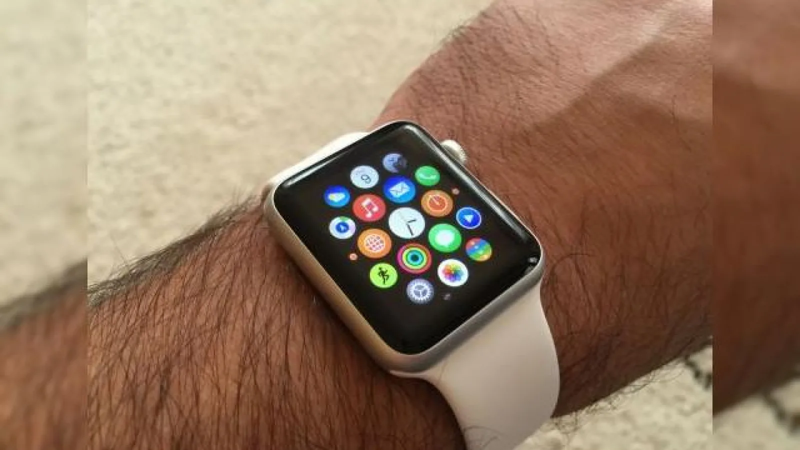 IDC prezice creşteri însemnate pentru livrările de smartwatch-uri, în frunte cu Apple Watch