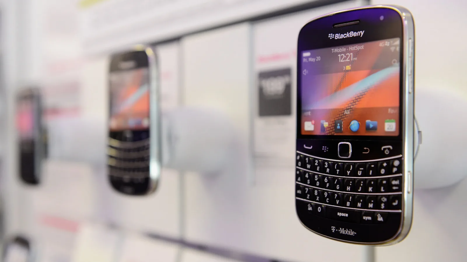 Poliţia şi autorităţile din Olanda afirmă că pot citi mailurile criptate PGP de pe modelele BlackBerry (Video)