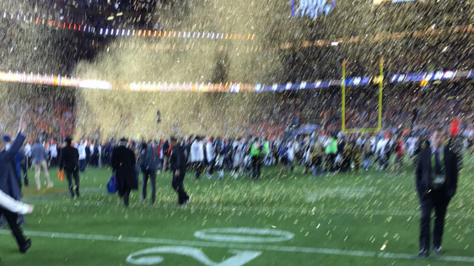 Tim Cook face publicitate negativă pentru Apple realizând o fotografie foarte blurată la Superbowl cu un iPhone