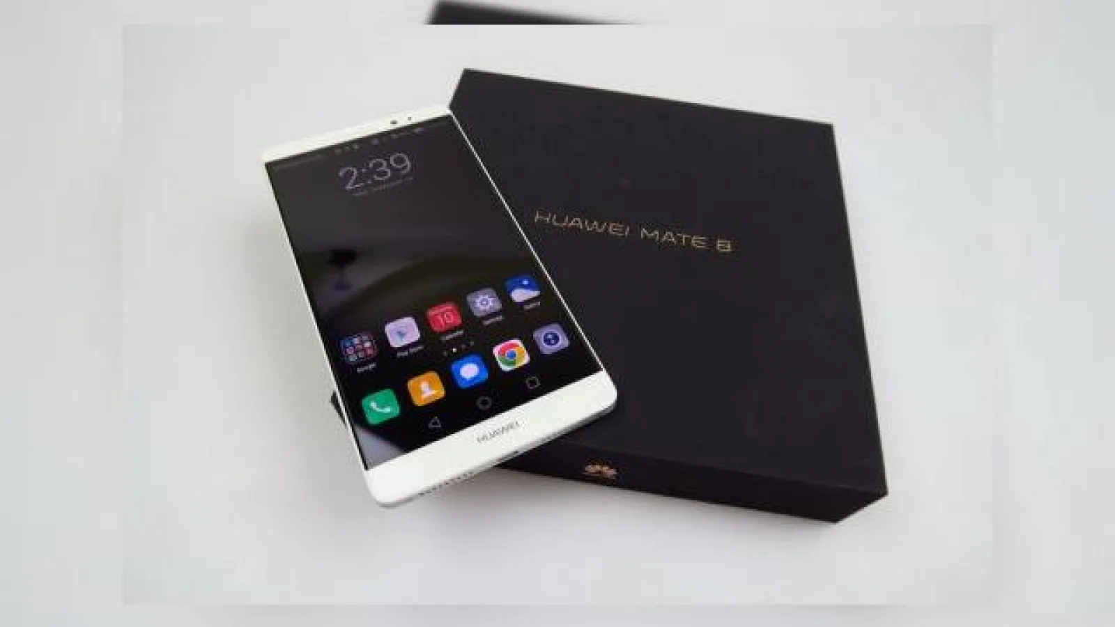 Huawei Mate 8 Unboxing: cel mai performant telefon Huawei din ultimul an scos din cutia sa elegantă (Video)