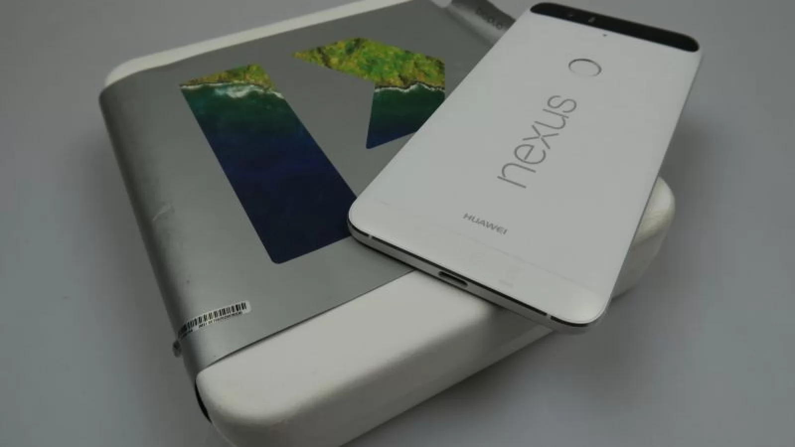 Huawei Nexus 6P Unboxing: cel mai arătos telefon Nexus din ultimii ani scos din cutie (Video)