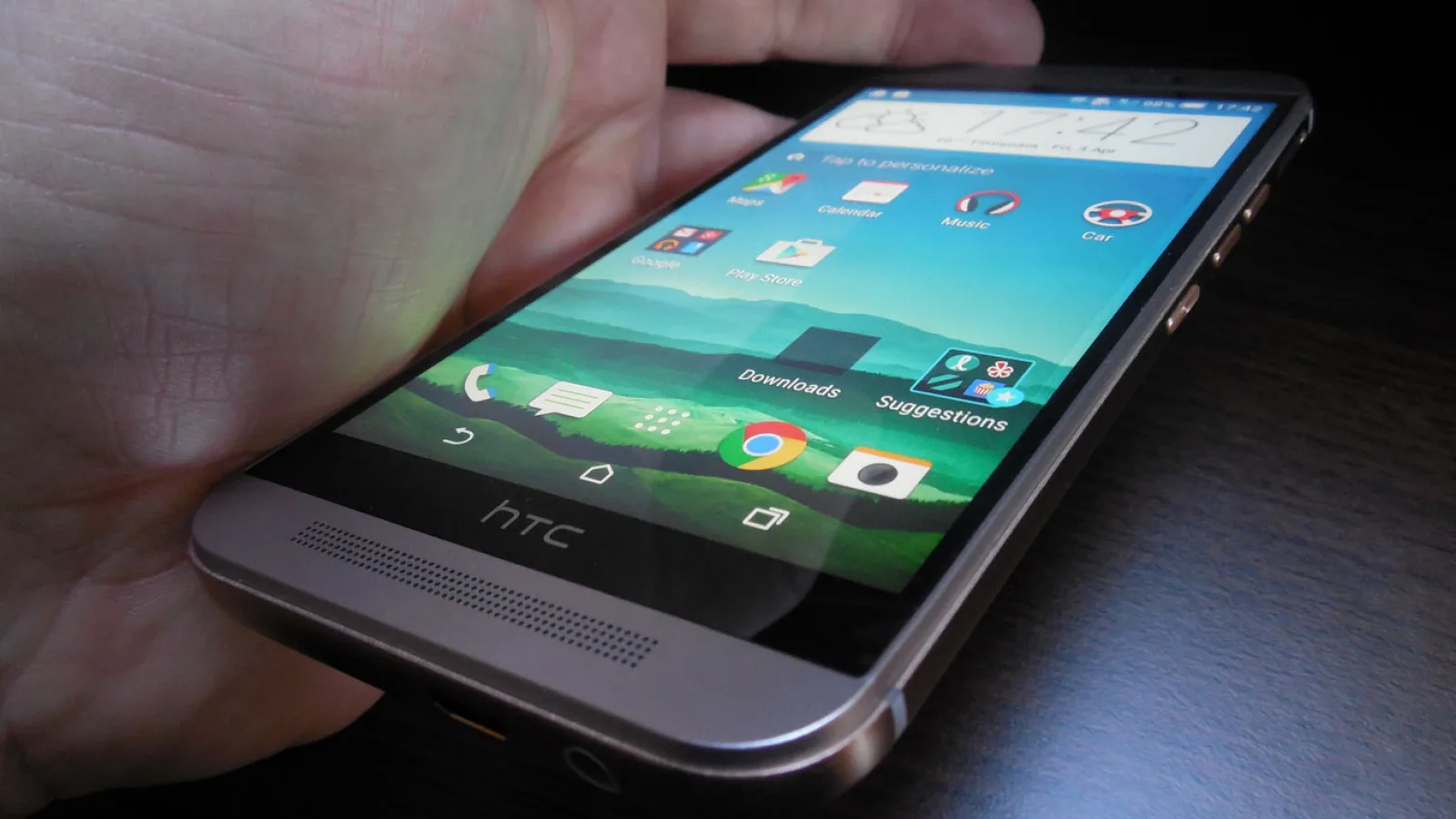 HTC One M9 în varianta recondiționată costă doar 1.270 lei prin intermediul operatorului Orange România
