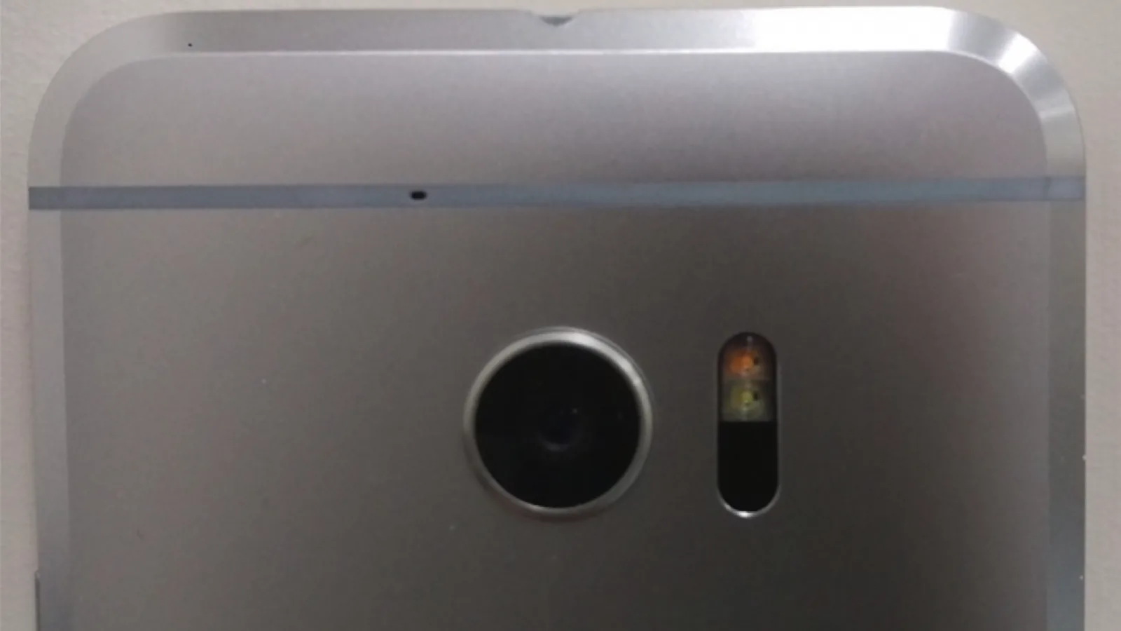 HTC One M10 are parte de o nouă scăpare, care îi dezvăluie spatele şi un design butucănos cu muchii groase