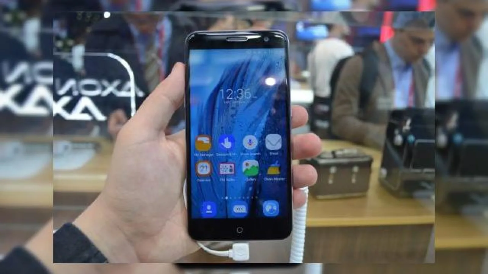 MWC 2016: ZTE Blade V7 prezentare hands-on - smartphone midrange cu sticlă curbată şi corp unibody metalic