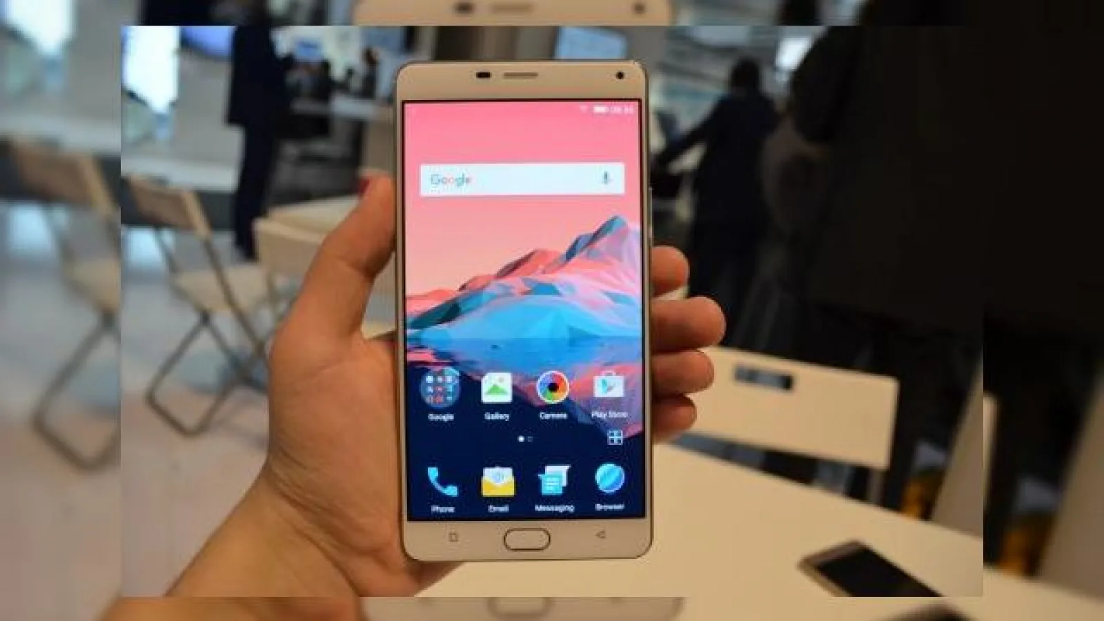 MWC 2016: Allview P8 Energy Pro prezentare hands-on - phablet de 6 inch lansat azi, vine cu cu mega baterie şi securizare prin amprentă