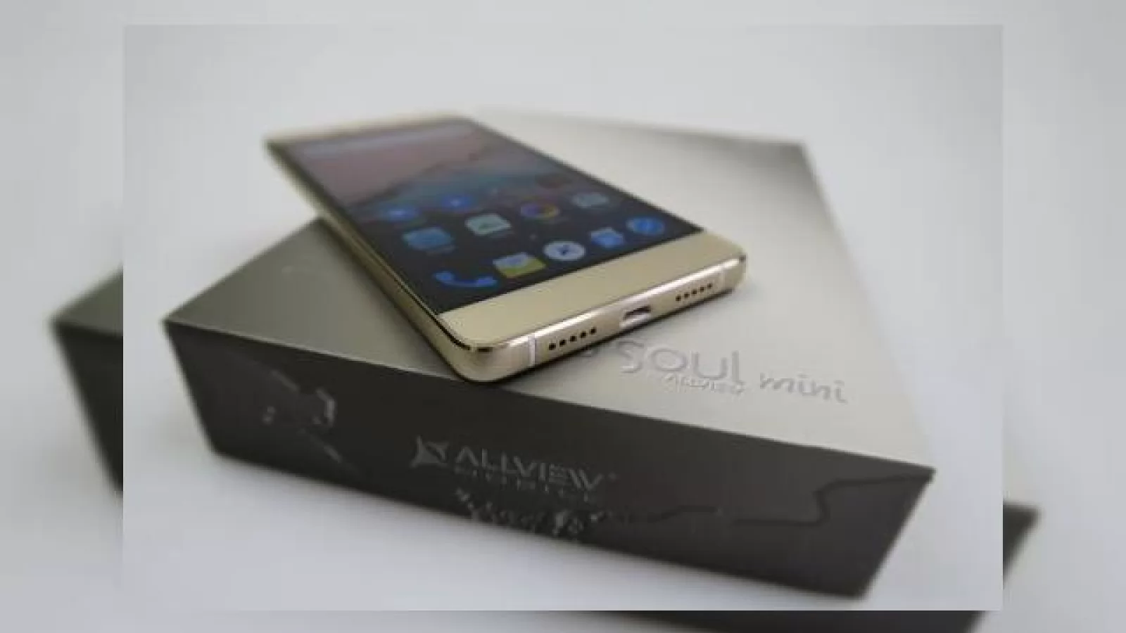 Allview X3 Soul Mini unboxing + concurs: scoatem din cutie un telefon Allview metalic compact şi accesibil (Video)