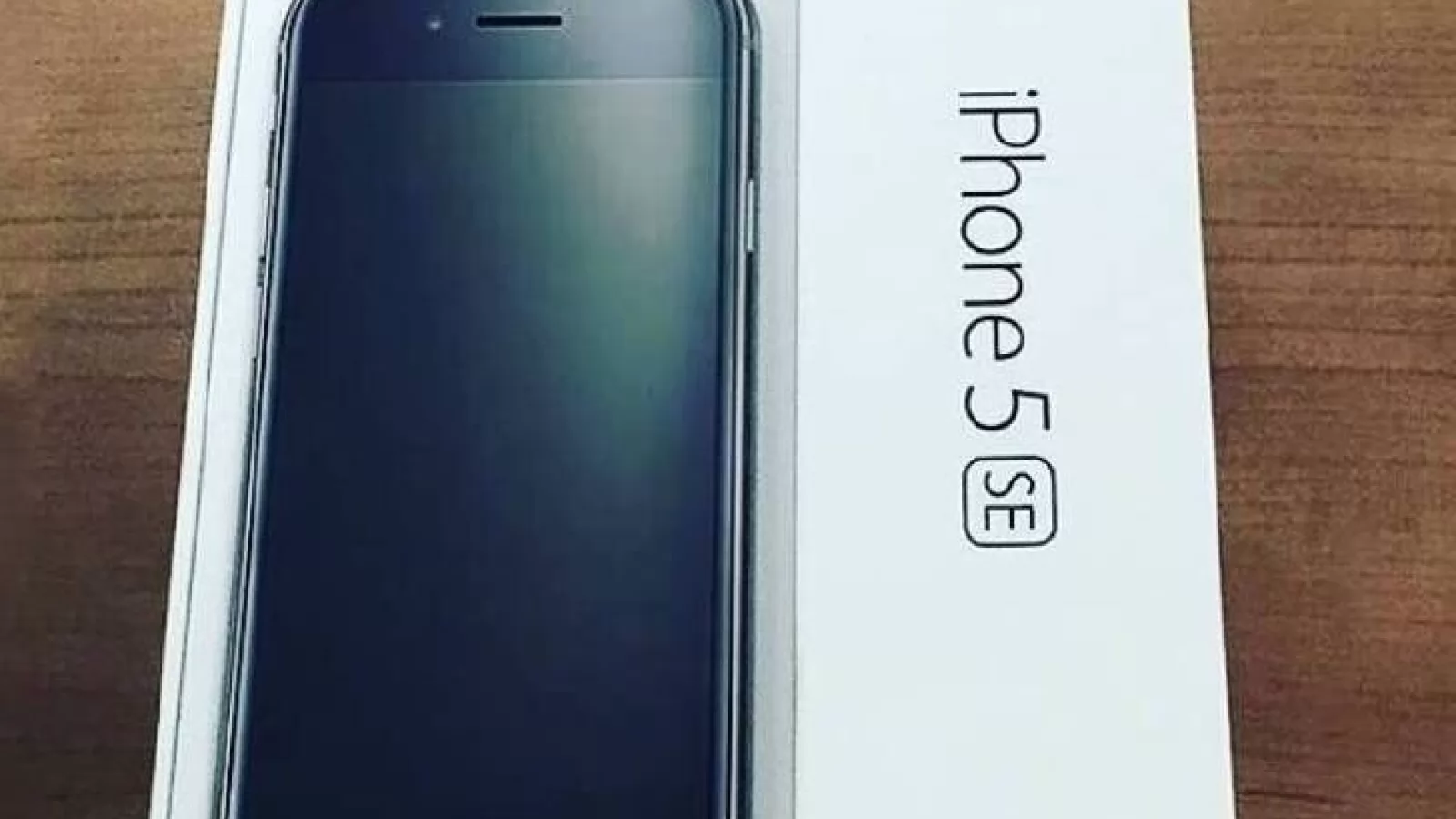 iPhone 5SE scos din cutie în faţa camerei, ambalajul ar confirma numele său