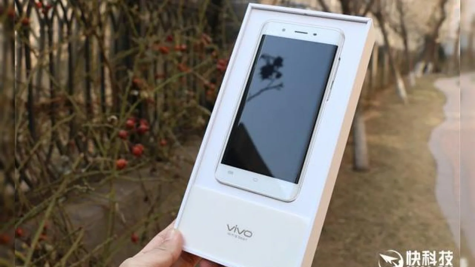 Primul telefon cu 6 GB RAM, Vivo Xplay 5 primeşte un unboxing (fotografii hands-on și video)