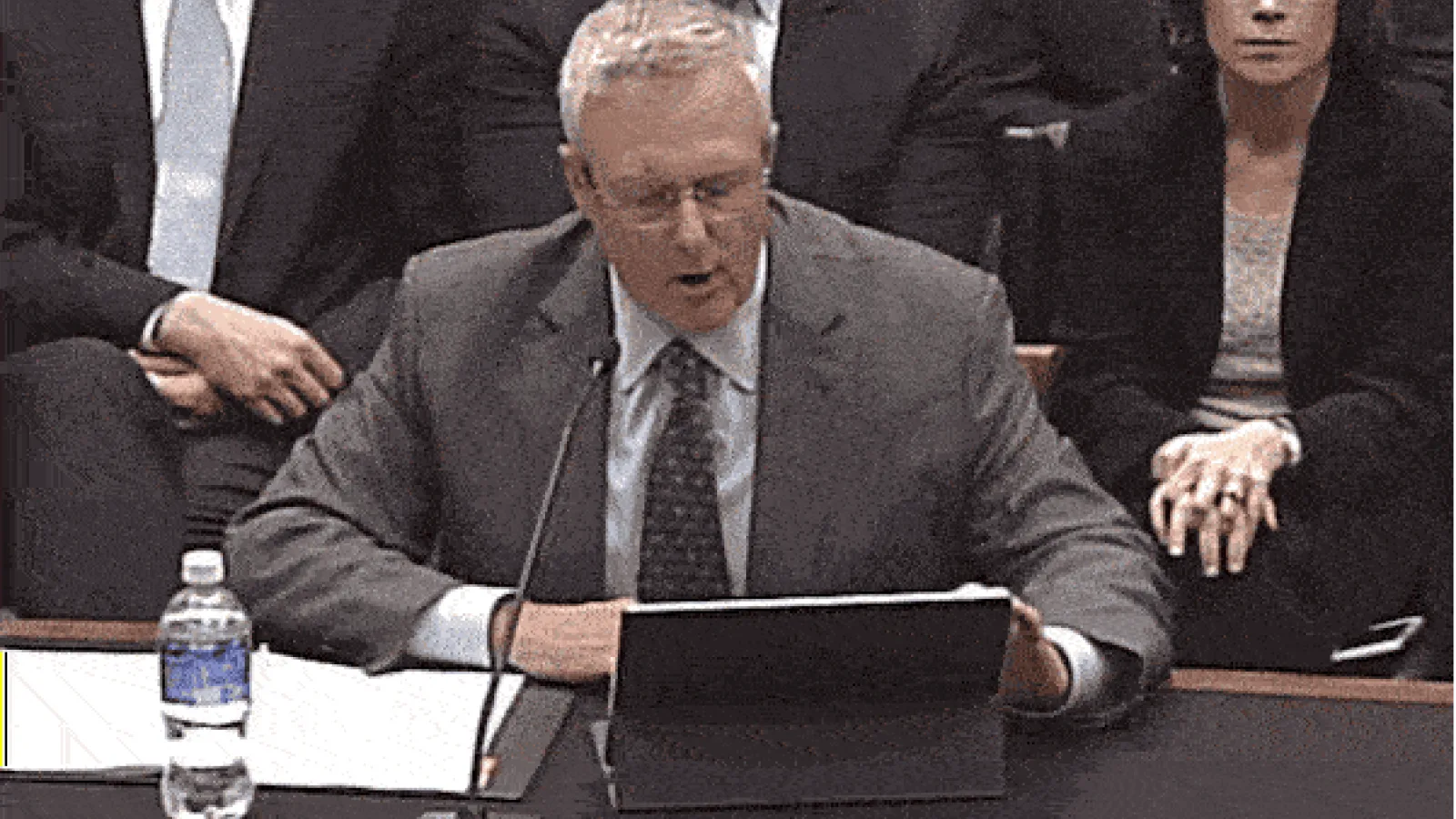 Tableta volant, scripta manent: avocatul Apple în cazul FBI/decriptare are un necaz cu iPad Pro, trece la documentele din hârtie