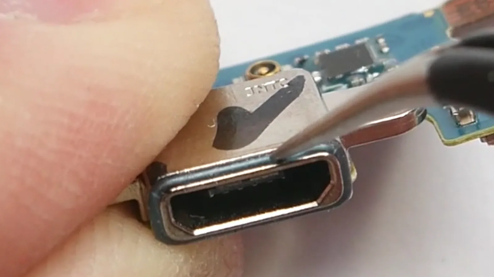 Care e secretul rezistenţei la apă pentru Samsung Galaxy S7, S7 Edge?; Disecţia terminalelor dezvăluie mecanismele implicate (Video)