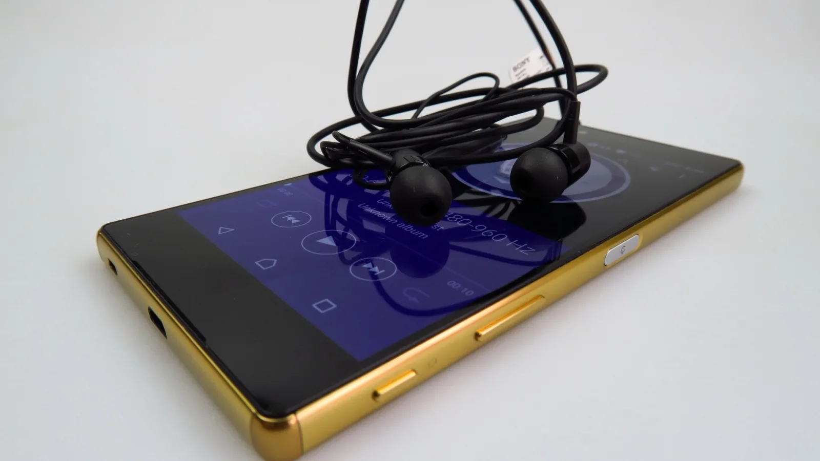 Sony Xperia Z5 Premium, vine cu difuzoare frontale stereo, dar putere a volumului sub așteptări