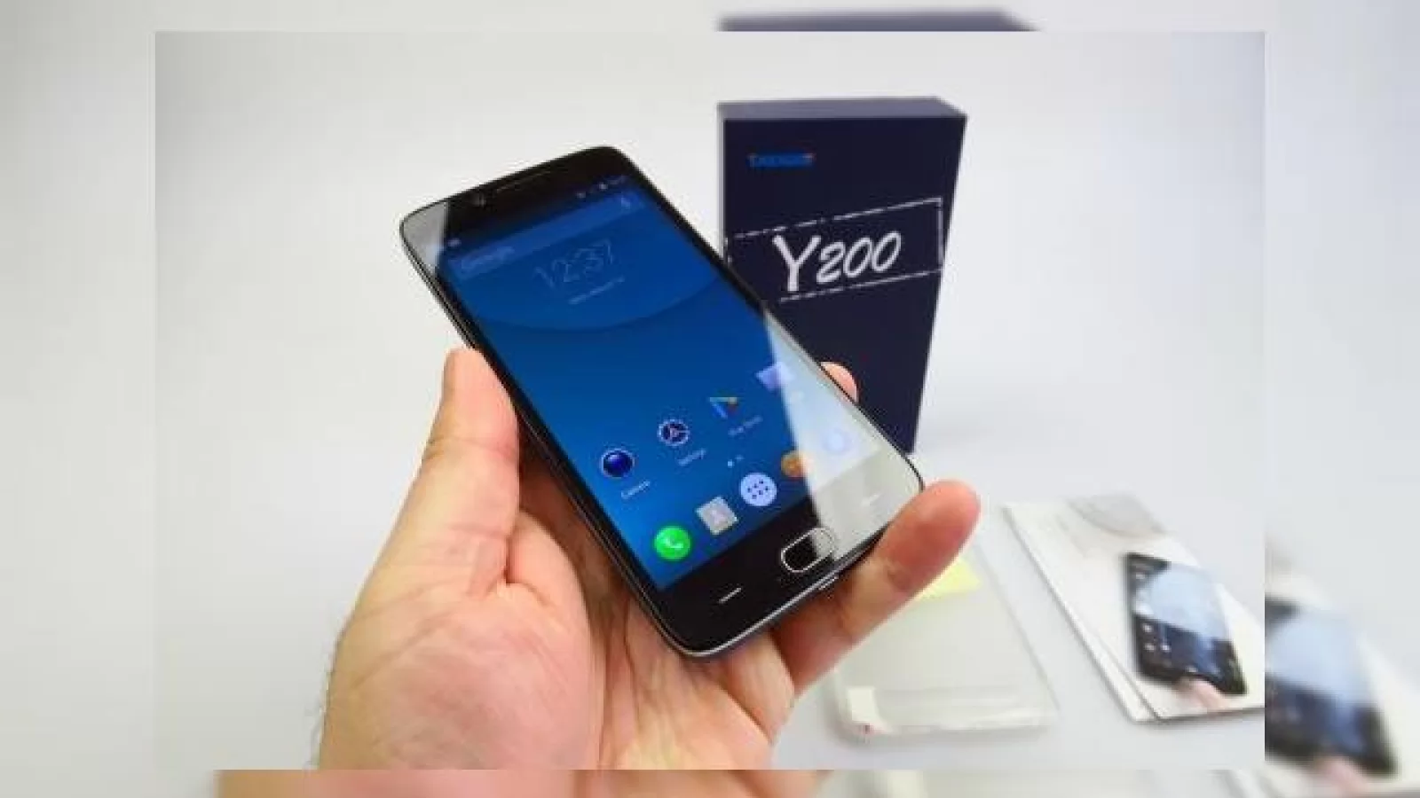 Doogee Y200 Unboxing: phablet cu preț de 520 lei ce aduce 2 GB RAM, scanner de amprente și display HD de 5.5 inch