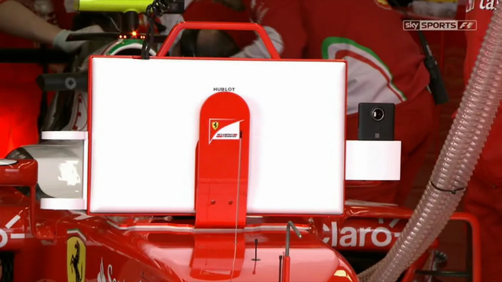 Echipa de Formula 1 Ferrari foloseşte pe un monopost un telefon Microsoft Lumia 950 XL; Continuum utilizat pentru teste?