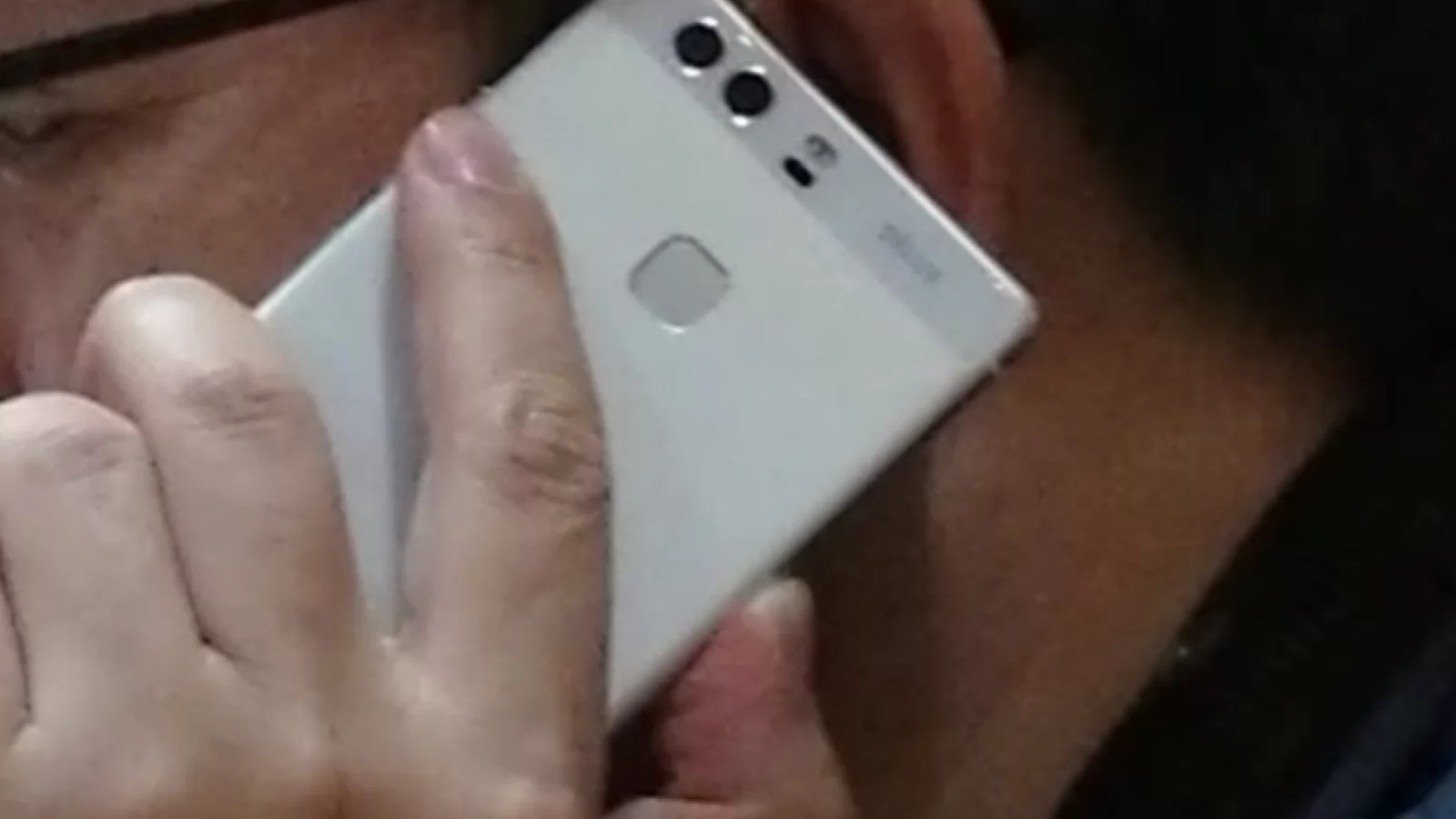 Preşedintele Huawei fotografiat cu un telefon cu camera duala la ureche; Foarte probabil e Huawei P9