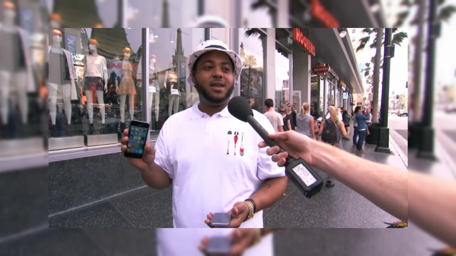 Jimmy Kimmel păcăleşte oameni de pe stradă să creadă că un iPhone 5 e un iPhone SE (Video)
