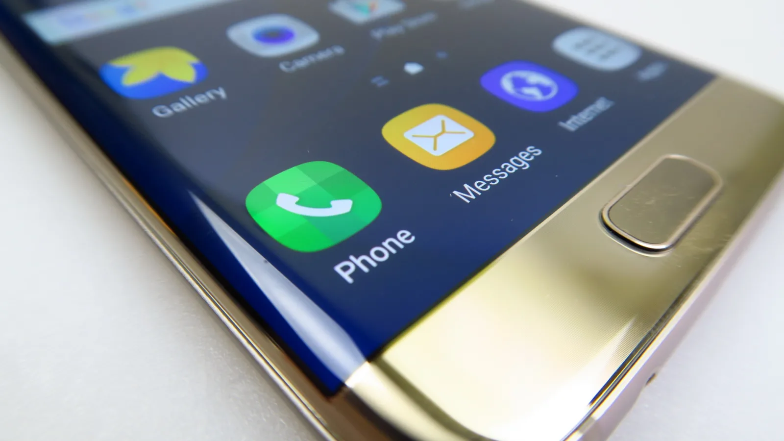 Samsung Galaxy S7 Edge, display-ul străluceşte, muchiile curbate primesc extra funcţii