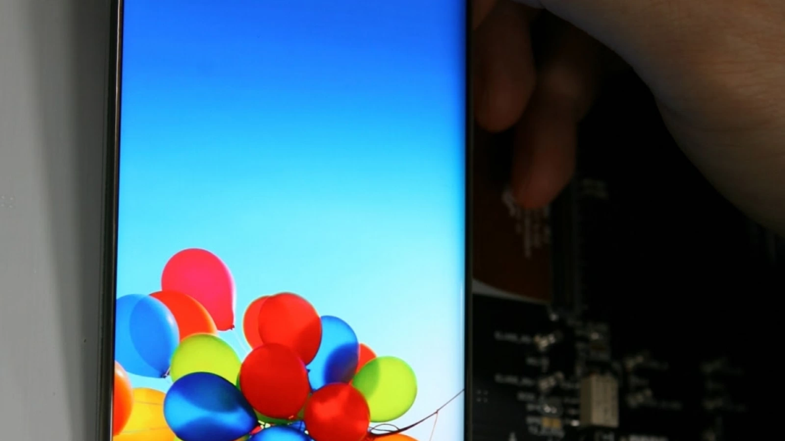 Producţia ecranelor AMOLED e acum mai ieftină decât cea a display-urilor LCD, deschizând calea către un viitor axat pe OLED