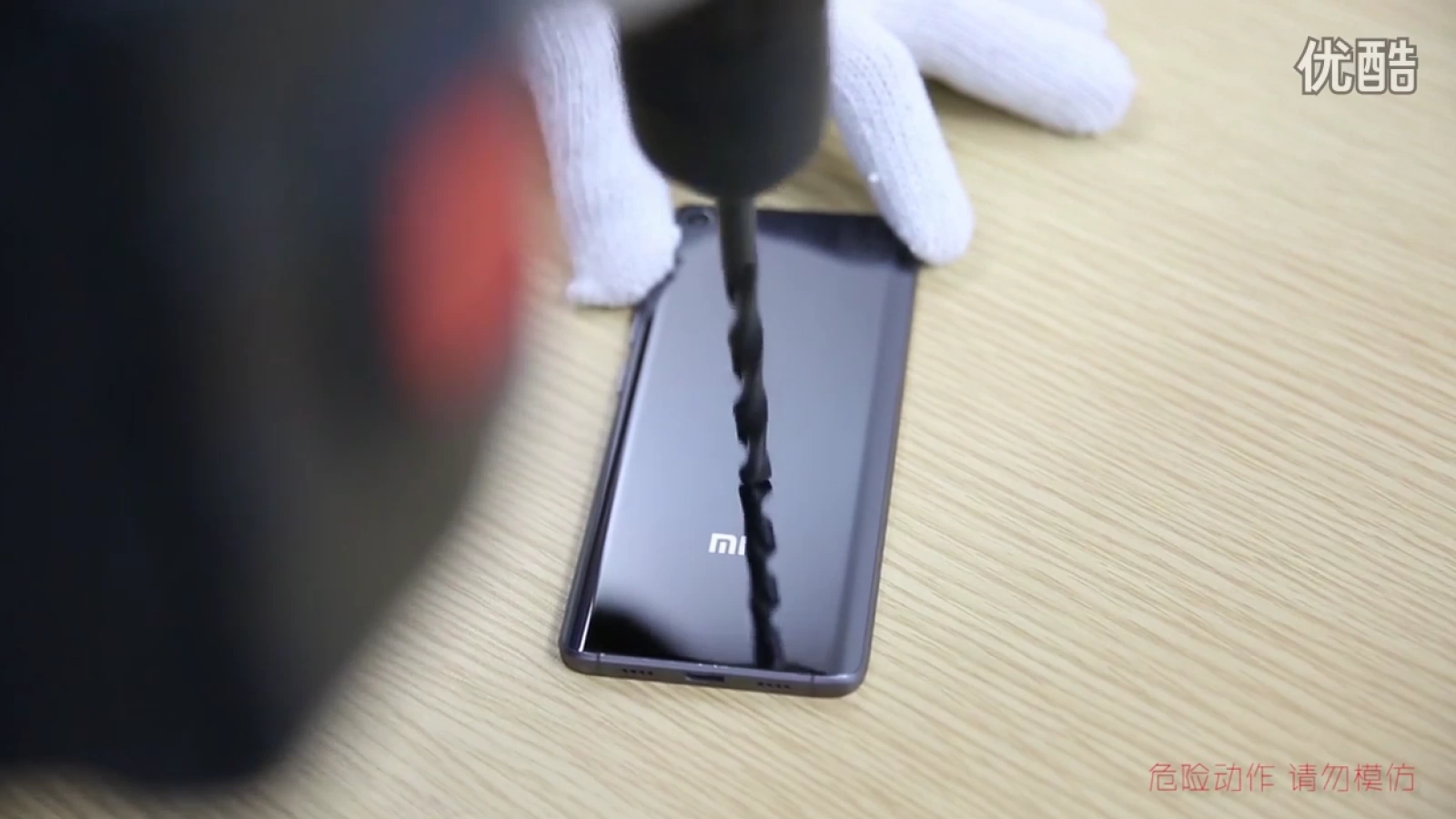 Xiaomi Mi 5 Pro rezistă la bormaşina la care urechile tale nu rezistă, datorită unui spate ceramic dur (Video)