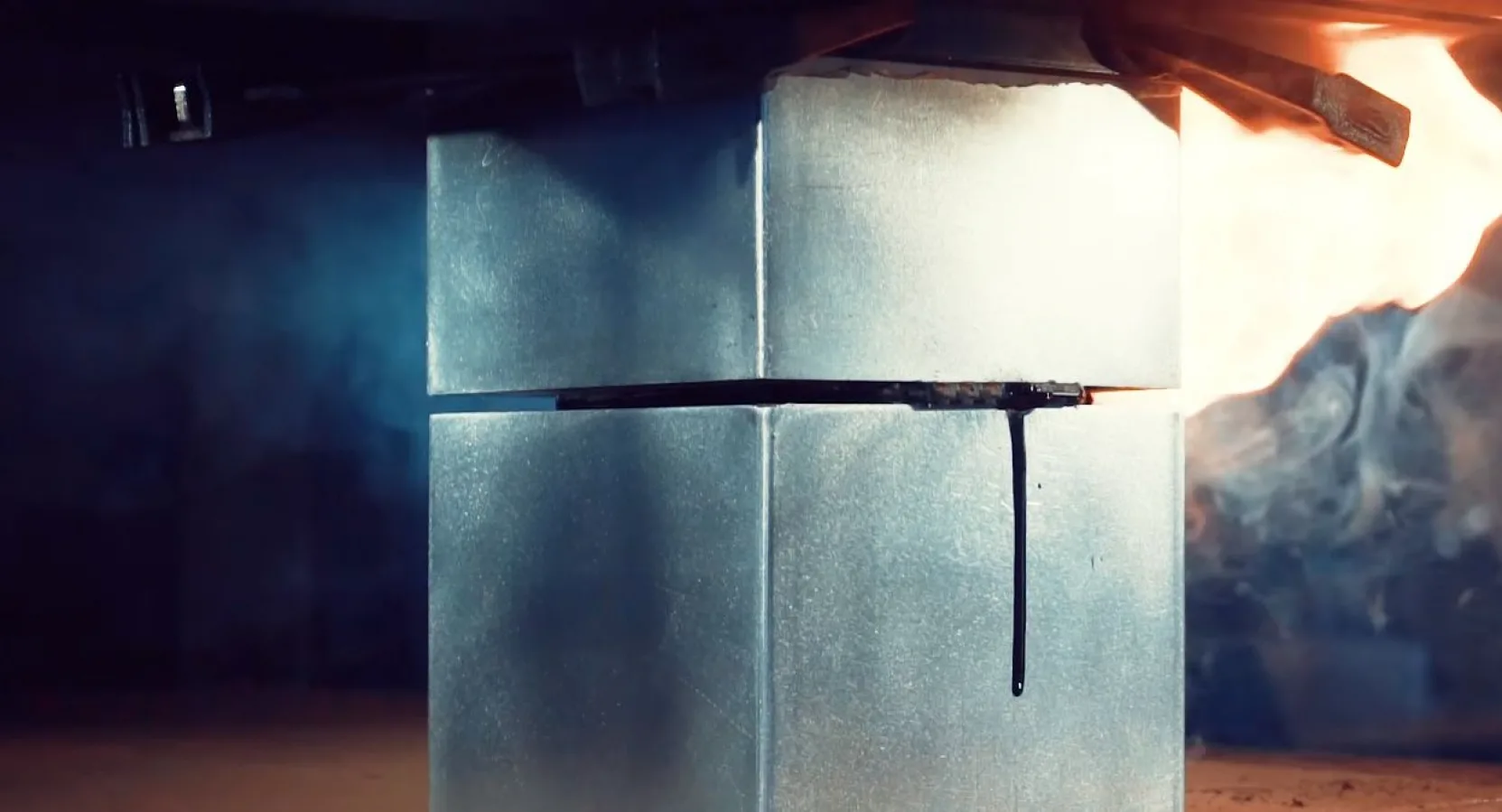 Explozie, fum şi metal zdrobit: Samsung Galaxy S7 Edge strivit cu o presă hidraulică de 400 tone într-un clip spectaculos (Video)
