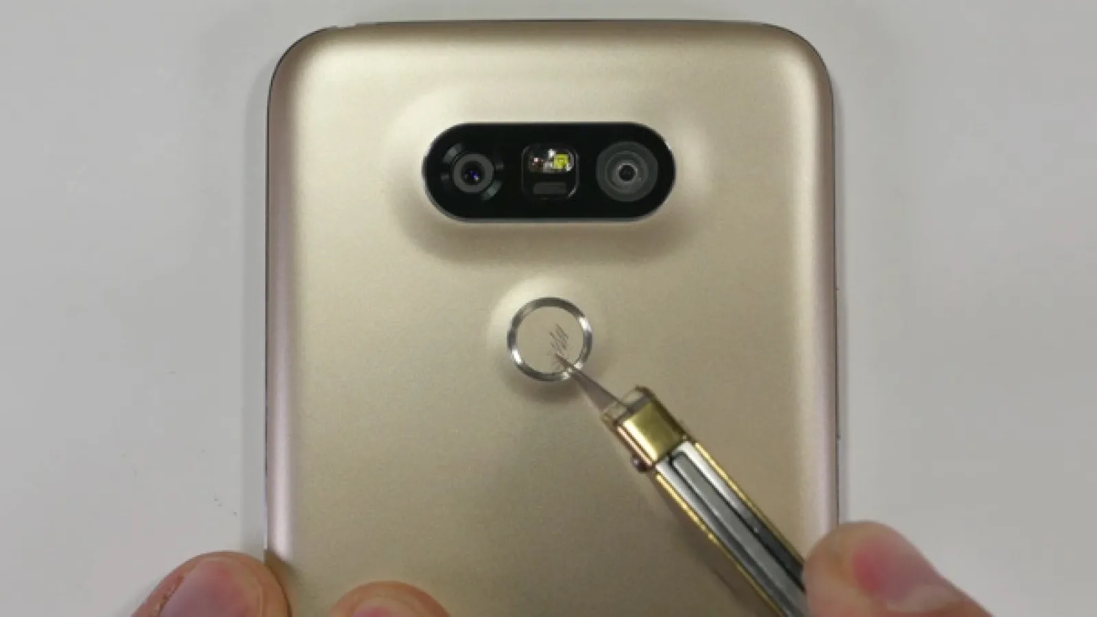 LG G5 nu are carcasa fabricată integral din metal, ci din metal acoperit cu plastic; Materialul e zgâriat şi dezvăluit de teste de anduranţa (Video)