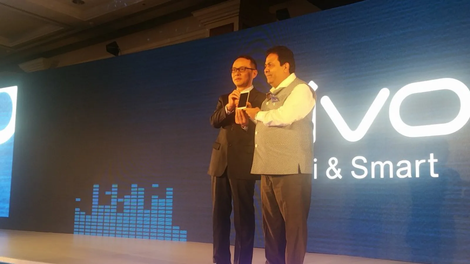 Vivo lansează telefoanele Vivo V3 şi V3 Max, cu preţ de pornire de 270 de dolari, dotări generoase (Video)