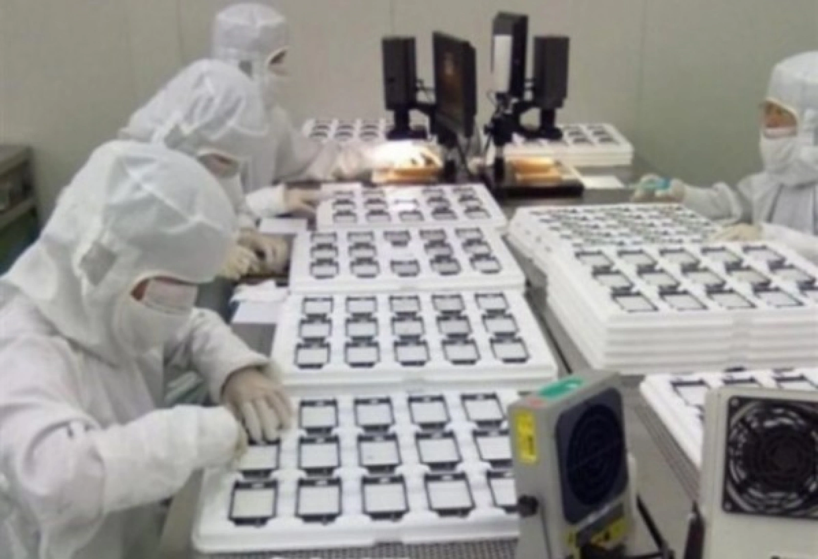 Apple îşi reduce producţia de modele iPhone în trimestrul curent, din cauza vânzărilor scăzute