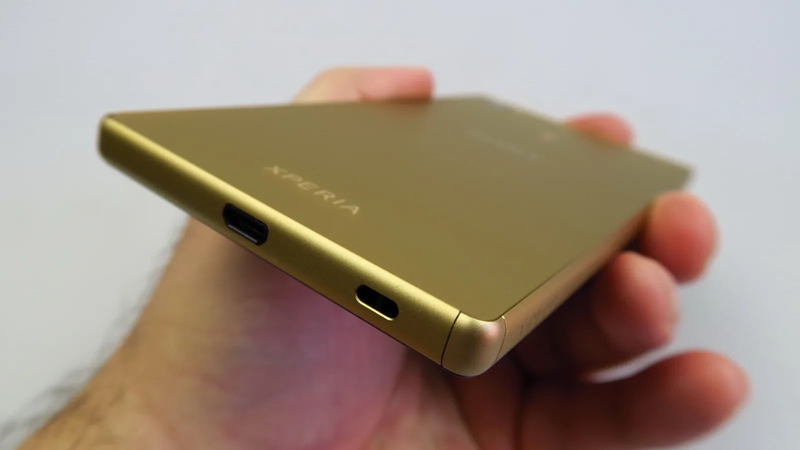 Sony Xperia Z5 - bateria gravitează aproape de un Xperia entry level 