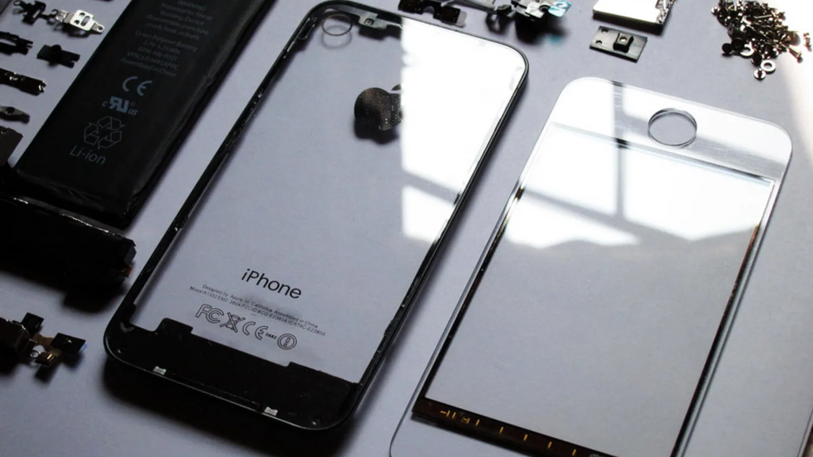 iPhone 7s ar putea sosi cu o carcasă realizată în întregime din sticlă, detaliu dezvăluit de analistul Ming-Chi Kuo