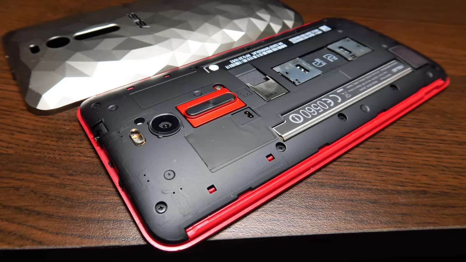 ASUS ZenFone 2 Deluxe Special Edition: Hardware tunat pentru gaming