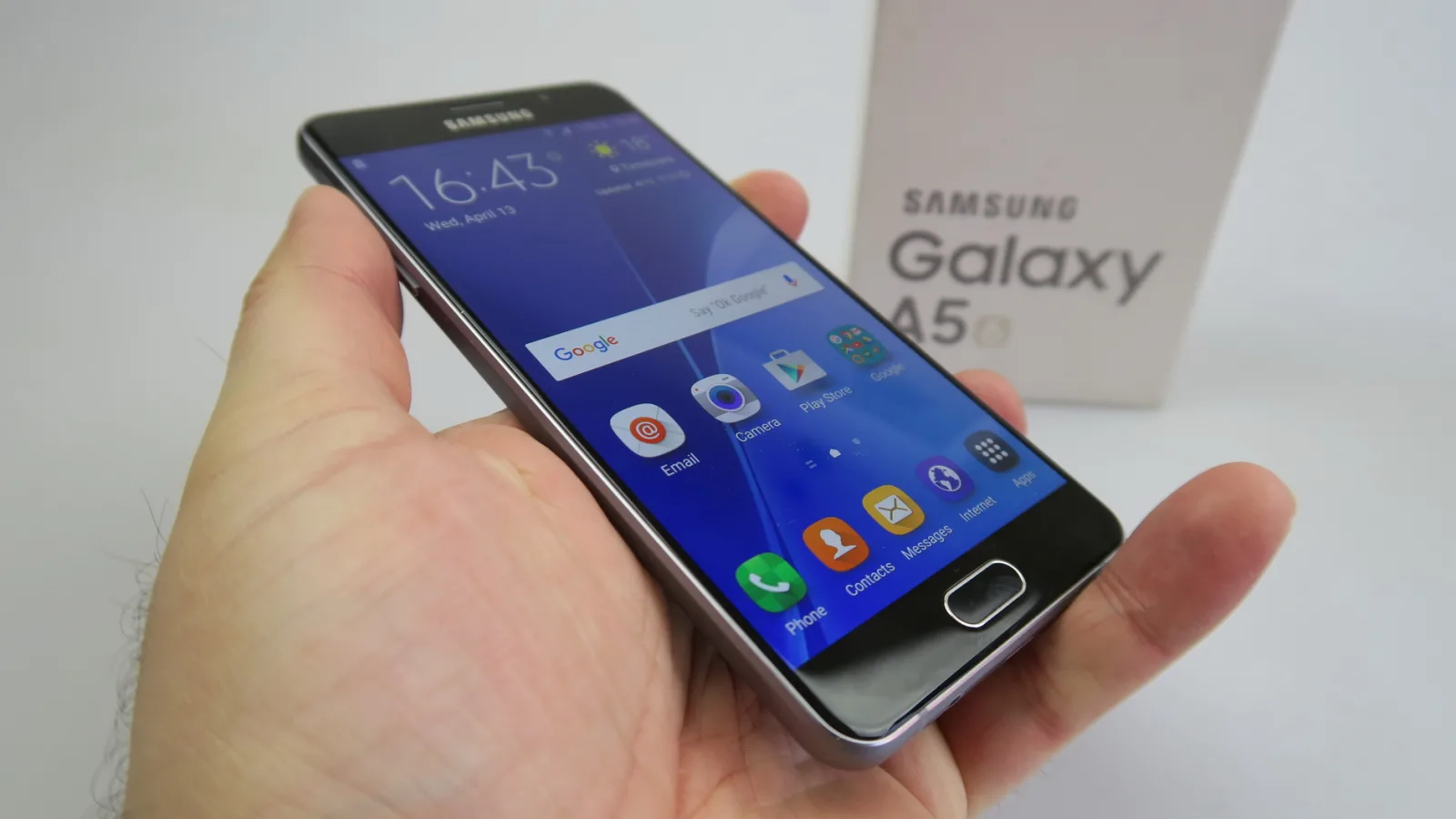 Samsung Galaxy A5 (2016) unboxing: extra sticlă pentru un model midrange promiţător (Video)