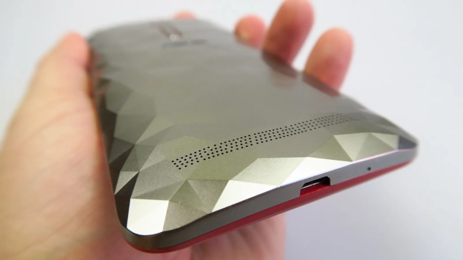 ASUS ZenFone 2 Deluxe Special Edition: Multimedia pe bază de sunet care "rage" tare în difuzoare