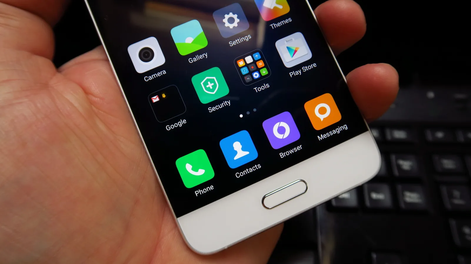 Xiaomi Mi 5: Display-ul plat ideal pe smartphone, cu extra LED-uri