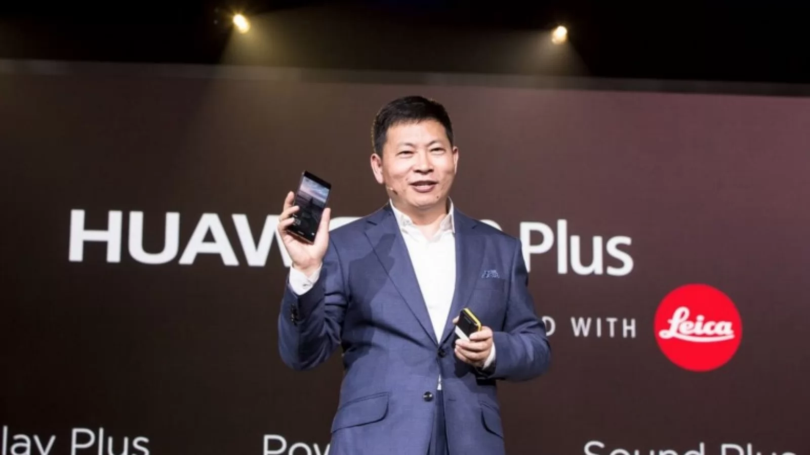 Şeful Huawei afirmă că viitoarele telefoane ale companiei vor avea rezoluţii Quad HD pentru a putea fi folosite cu headseturile VR